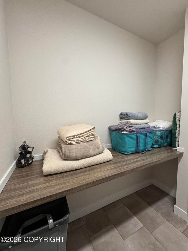 Building Photo - Fully furnished ranch style in downtown Anchorage