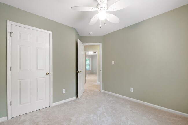 Building Photo - Charming 4-Bedroom with Backyard Retreat i...