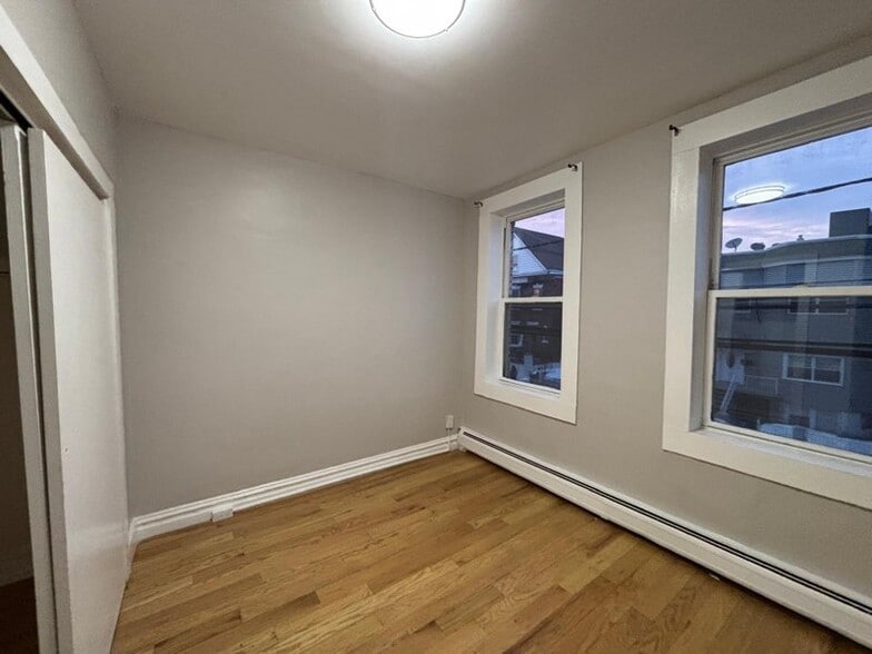Building Photo - 407 61st St