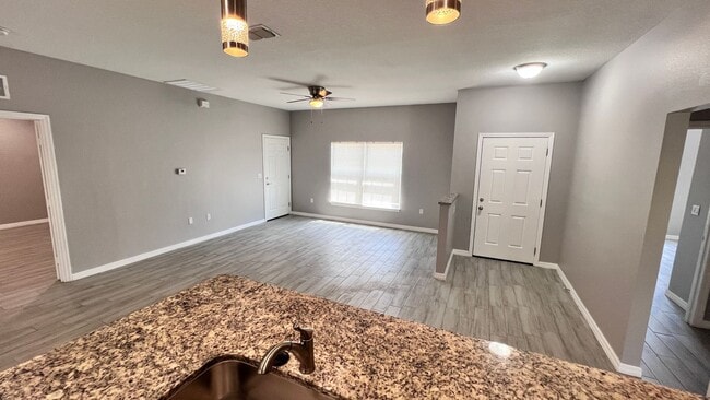 Building Photo - Beautiful 3 Bedroom, 2 Bathroom Home in Pa...