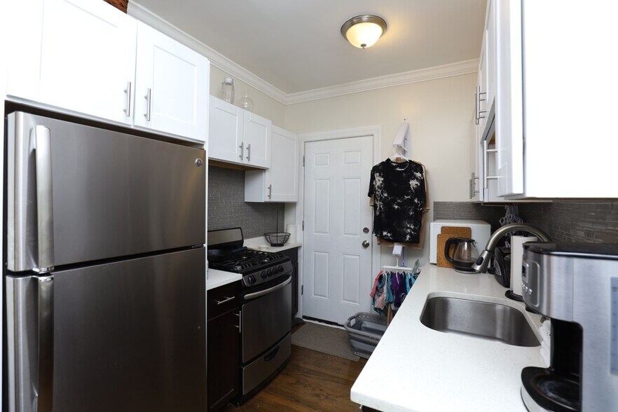 Building Photo - 3817 N Greenview