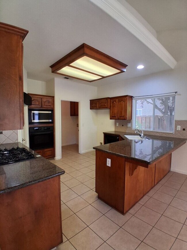 Building Photo - Desirable Clovis Single-Level Home: 3-bedroom, 2-bathroom