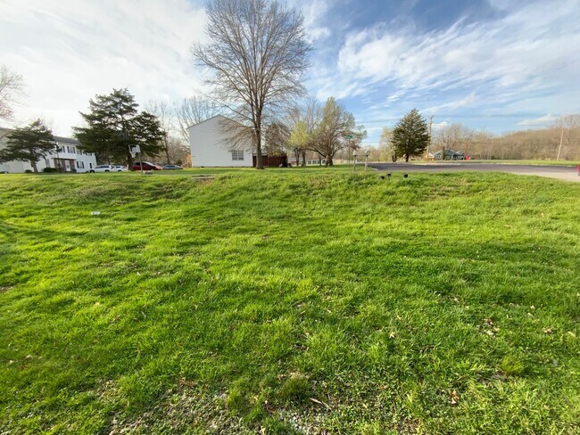 Building Photo - 1630 W Amos Dr