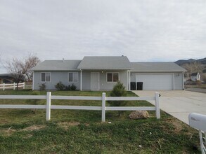 Building Photo - Move-In Bonus!!! 3 bedroom - 2 bath - located in Enoch