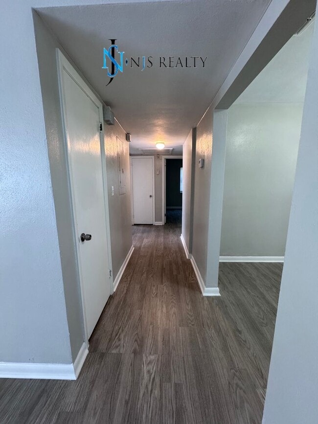Building Photo - BEAUTIFUL 3/1 large 1417 sq ft home with N...