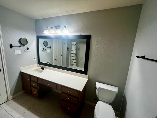 Building Photo - 1600 Knight Trail