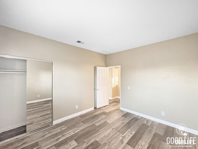 Building Photo - Great 4B/3BA House in Oceanside w/ a Large Loft!