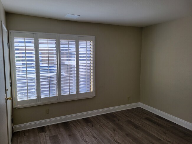Building Photo - 8550 Lake Knoll Ave