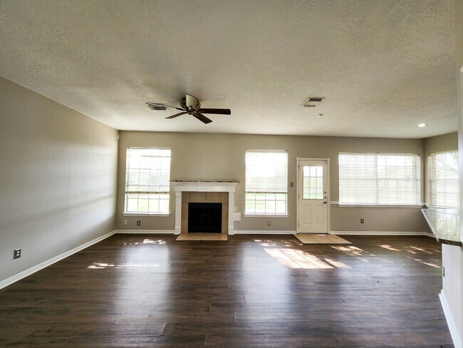 Building Photo - 2412 N Mission Cir