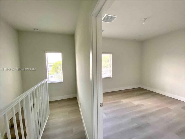 Building Photo - 5860 Hollywood Way