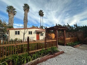 Building Photo - Charming Bungalow