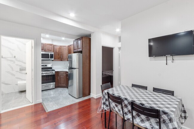 Building Photo - 347 E 4th St