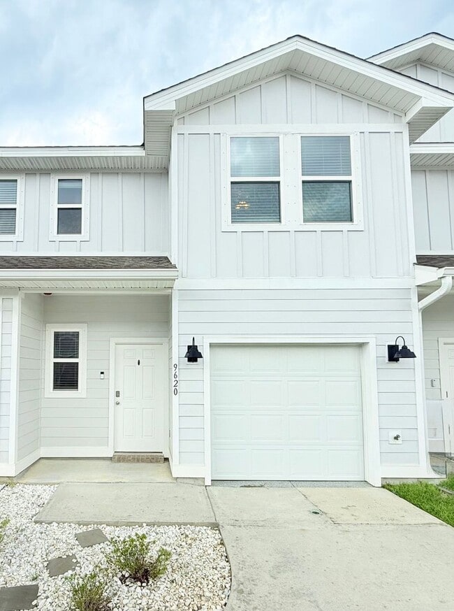 Building Photo - 3-Bedroom Townhouse - Community Pool