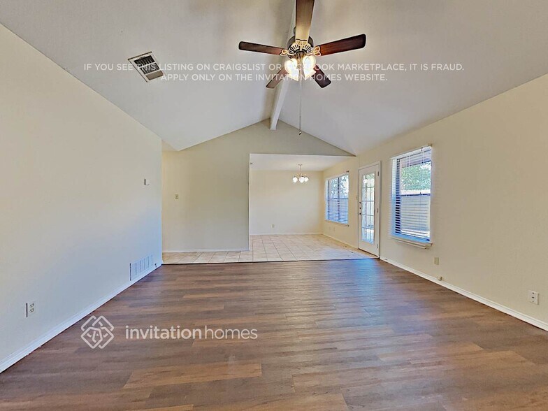 Building Photo - 1229 N Creek Dr