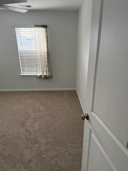 Building Photo - 48 Garden Row Dr S