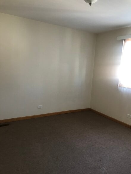 Unit 2 & 3 Bedroom - 5218 S Kilbourn Ave