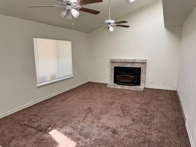 Building Photo - Remodeled 4+2 In Quiet Neighborhood - $3000