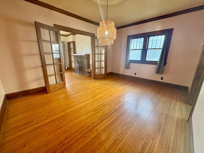 Building Photo - **AVAILABLE NOW** Centrally located 3-bedroom 2-bath