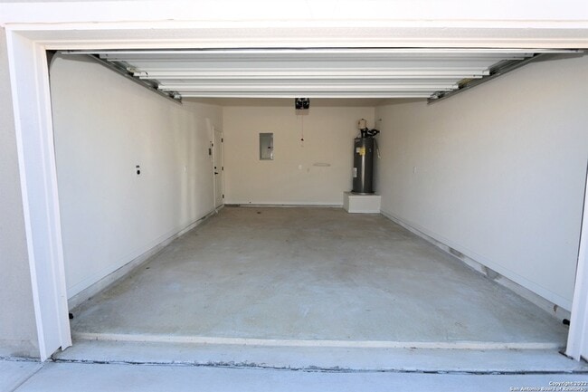 Building Photo - 10310 Lynwood Vlg