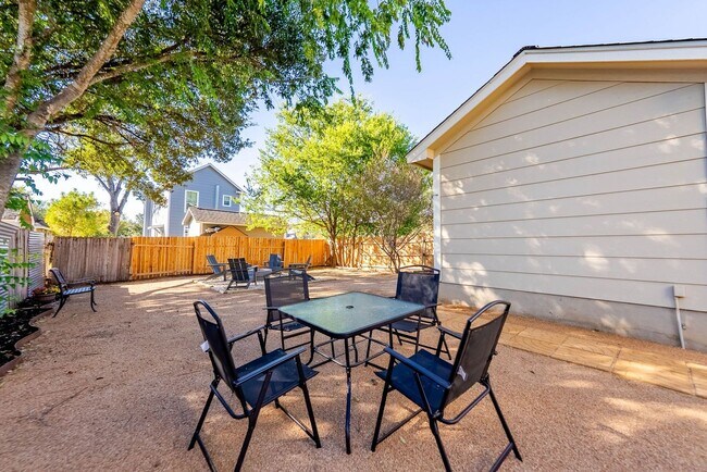 Building Photo - Downtown Home within Minutes from the Riverwalk & Alamodome ~ Large Corner Lot!