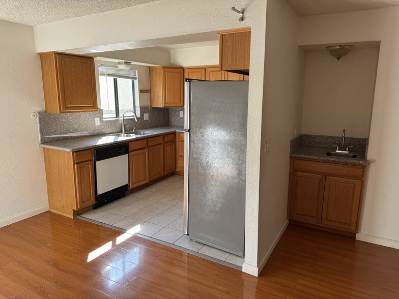 Kitchen and wet bar - 106 N Chapel Ave