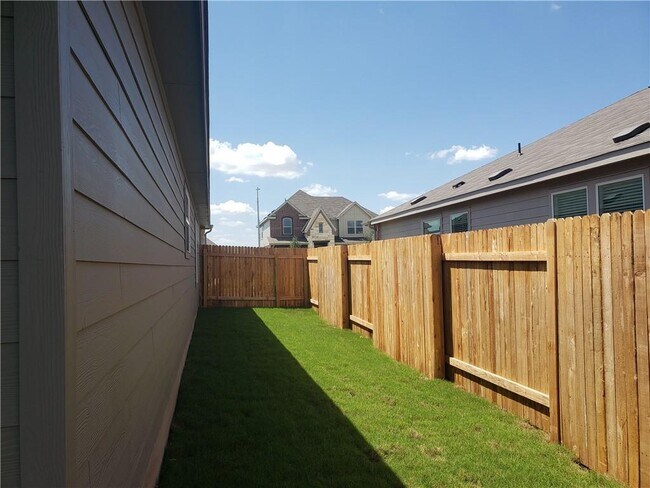 Building Photo - 104 Mountain Maple St