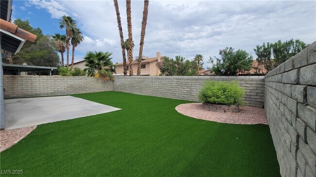 Building Photo - 2600 Sidonia Ave