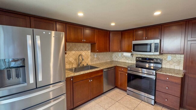 Building Photo - 3-bedroom, 2.5-bath split-level condo