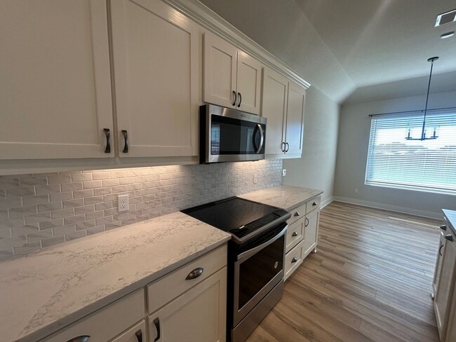 Building Photo - Amazing 3 Bedroom Midway Home
