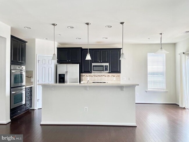 Building Photo - 43913 Centergate Dr