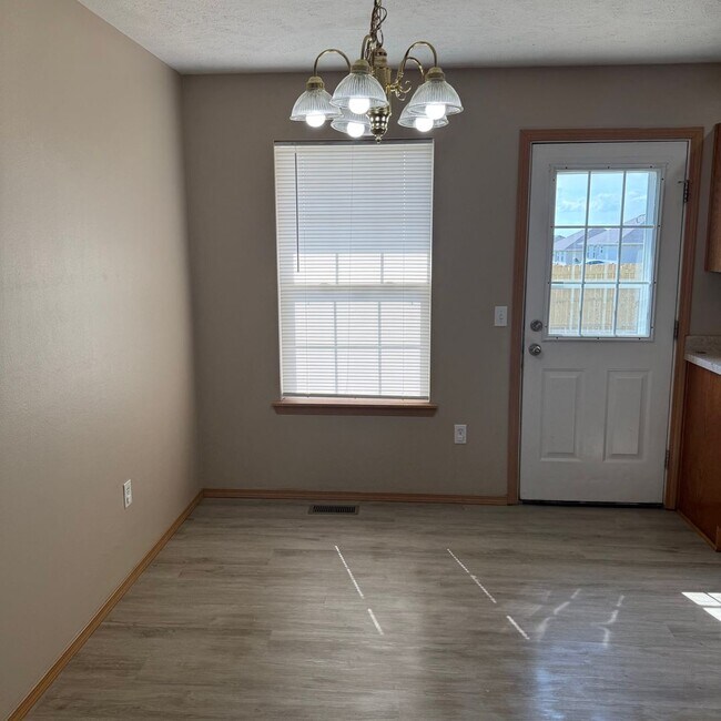 Building Photo - 4 Bedroom Home in Clever