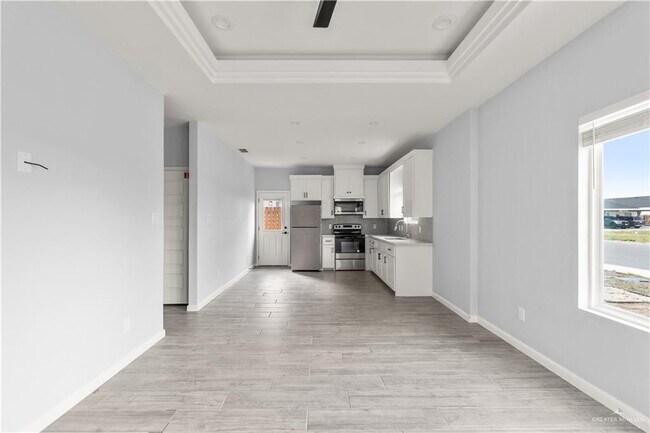 Building Photo - 18 N 33rd Ln