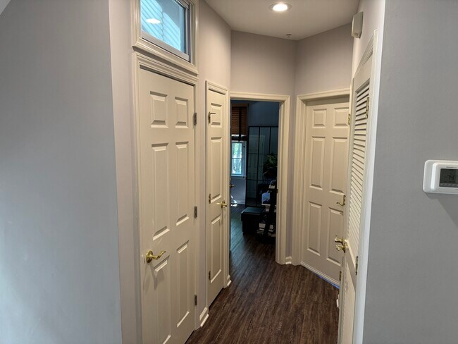 Building Photo - 102 Oak Knoll Terrace