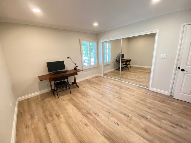 Building Photo - Beautifully Remodeled 3 Bedroom Naples Hou...