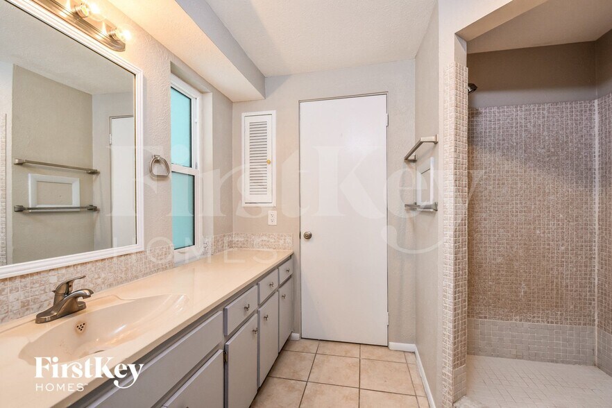 Building Photo - 1419 Argyle Dr