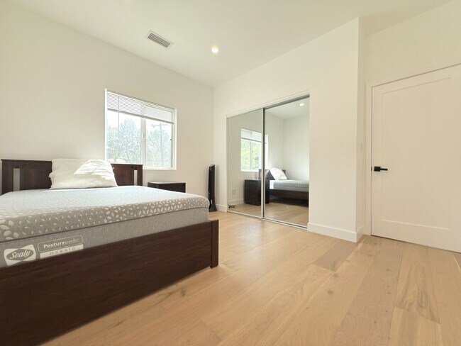Building Photo - Beautifully Renovated 3-Bedroom Home in We...