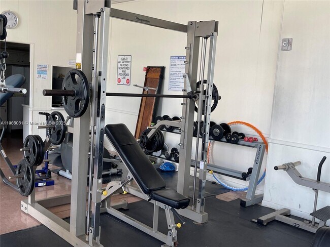 Building Photo - 1817 S Ocean Dr