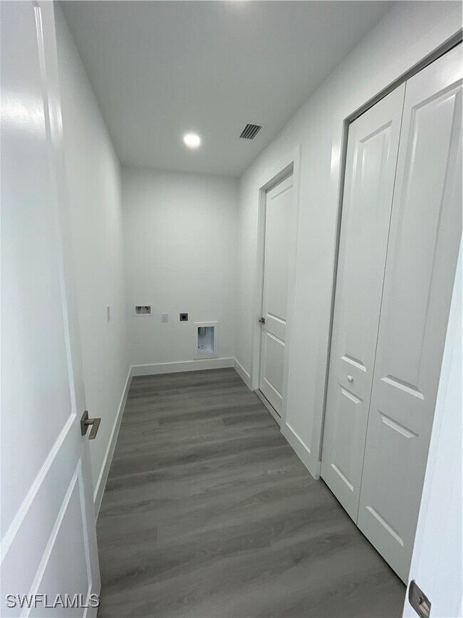 Building Photo - 821 Newell St E