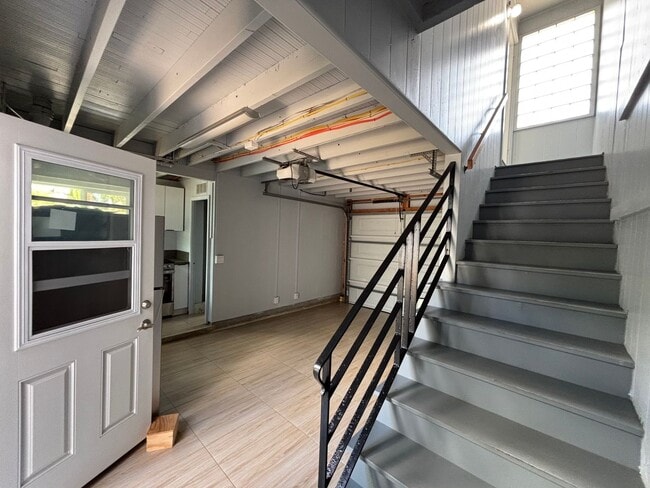 Building Photo - Spacious 1 Bedroom w/ Parking – Honolulu (...