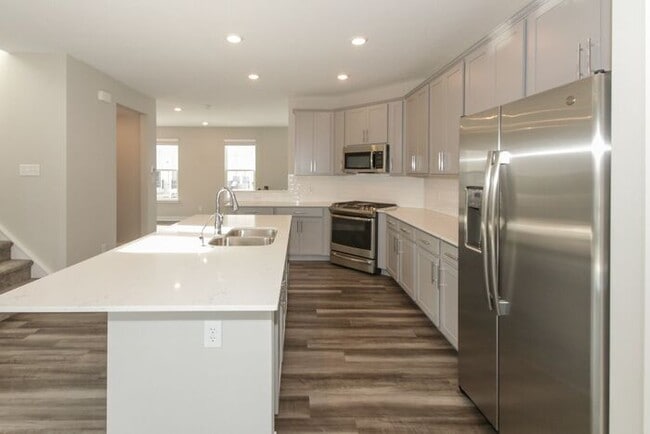 Building Photo - Beautiful Townhome in Carmel