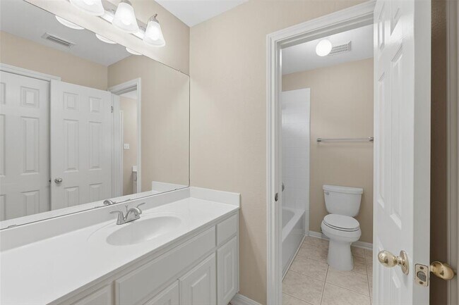 Building Photo - 15201 Calaveras Dr