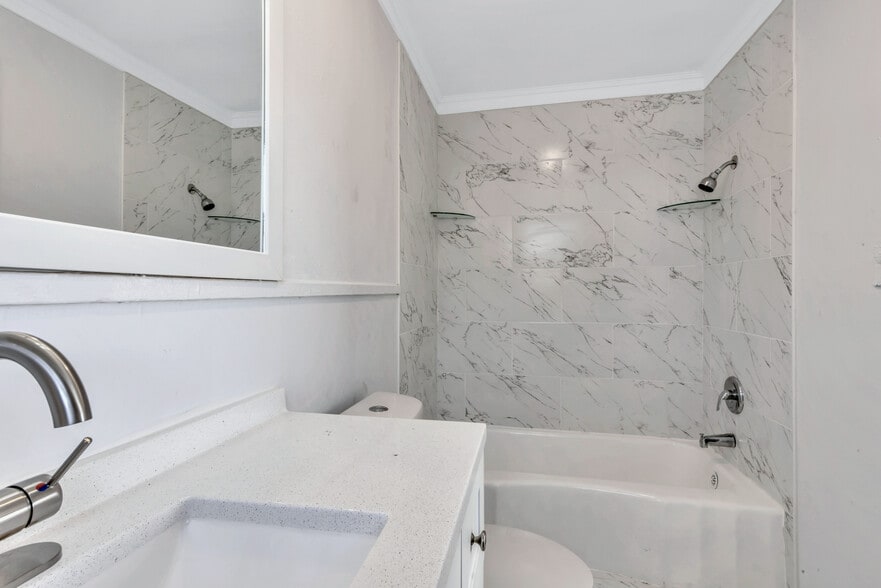 Building Photo - 305 N Robinson St