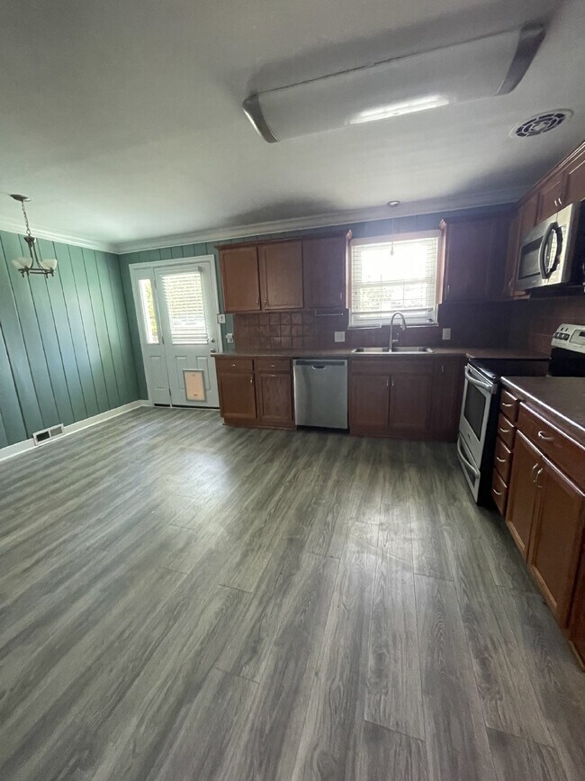 Building Photo - "Charming 3-Bed, 2-Bath Home- Fenced in Ya...
