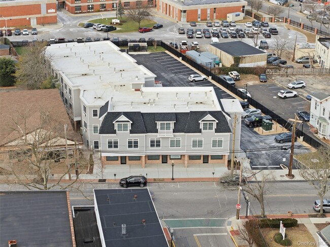 Building Photo - 180 Deer Park Ave