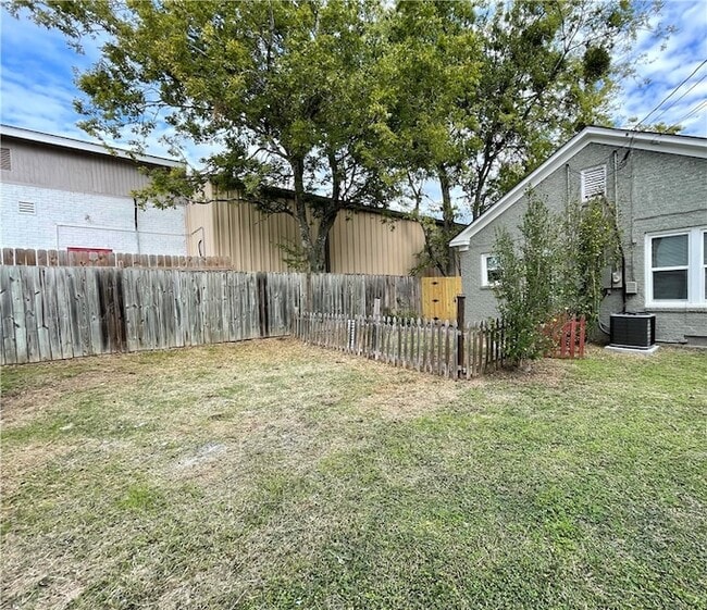 Building Photo - 907 Bina St