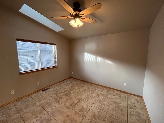 Building Photo - Single Level Home Close to Mountain View High School