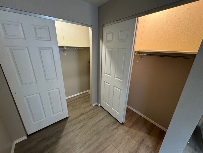 Building Photo - Updated 2 bedroom one bath Apartment in Oz...