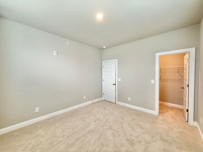 Building Photo - 1234 Coach Sta Aly