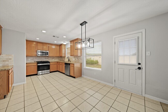 Building Photo - 18902 Sun Pass Dr