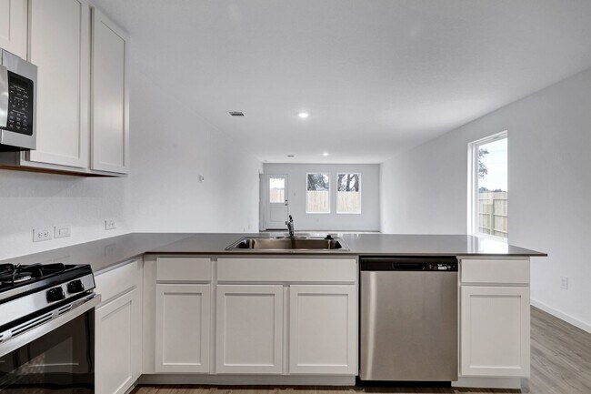 Building Photo - ***APPLICATION CURRENTLY UNDER REVIEW*** MOVE IN SPECIAL, ONE WEEK FREE***Open Concept Home in Wa...